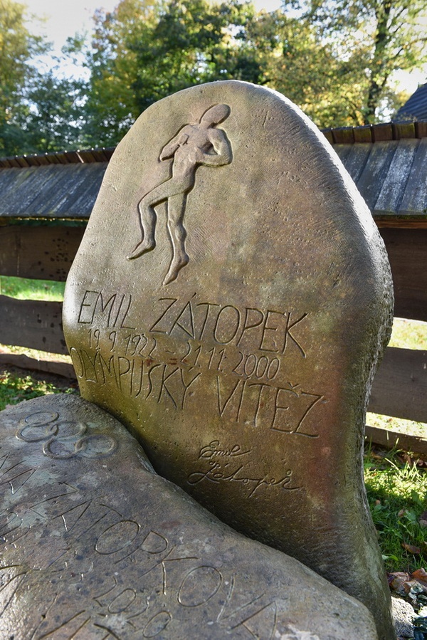 Náhrobek manželů Zátopkových