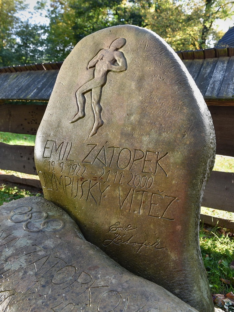 Náhrobek manželů Zátopkových